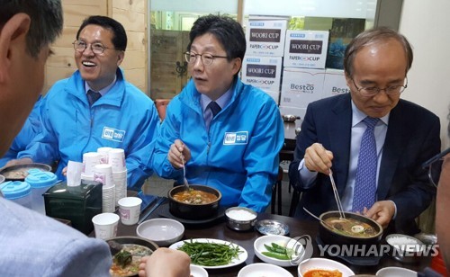 남부시장서 식사하는 유승민 대선 후보