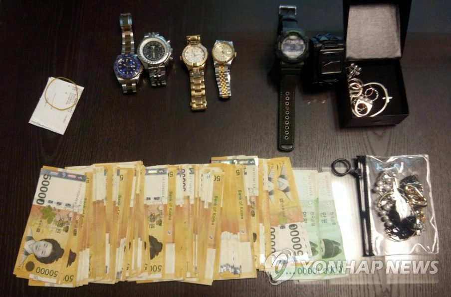 호화생활 체납자로부터 압류한 현금과 시계