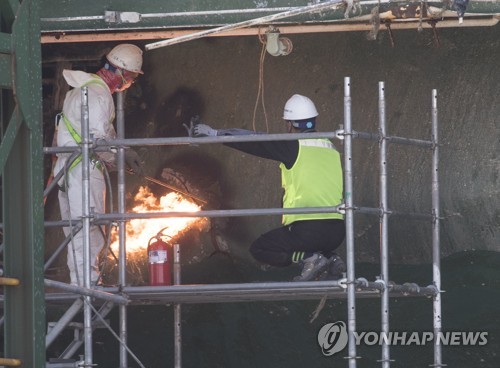 추가 천공 작업 중