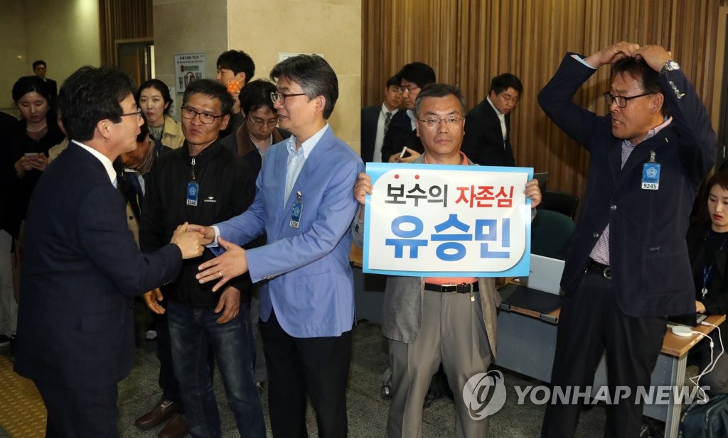 유승민, 의총장 앞 지지자들 격려