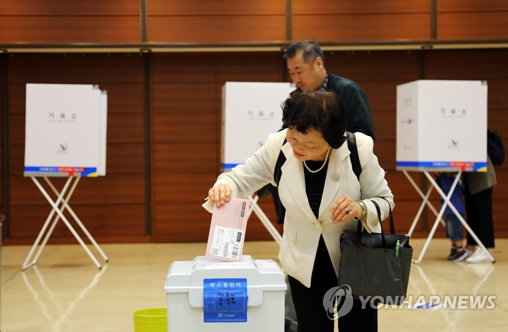 東京の韓国大使館で投票する有権者＝２５日、東京（聯合ニュース）