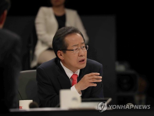 토론회 발언하는 홍준표 후보