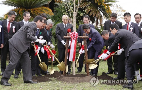 헌법70년 '개헌 결의' 기념식수하는 아베 일본 총리