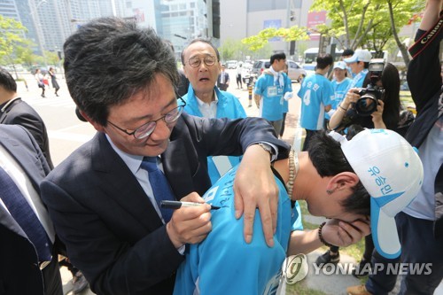 선거운동원 격려하는 유승민