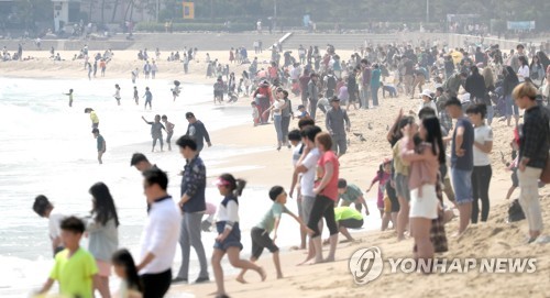 황금연휴 해운대 북적