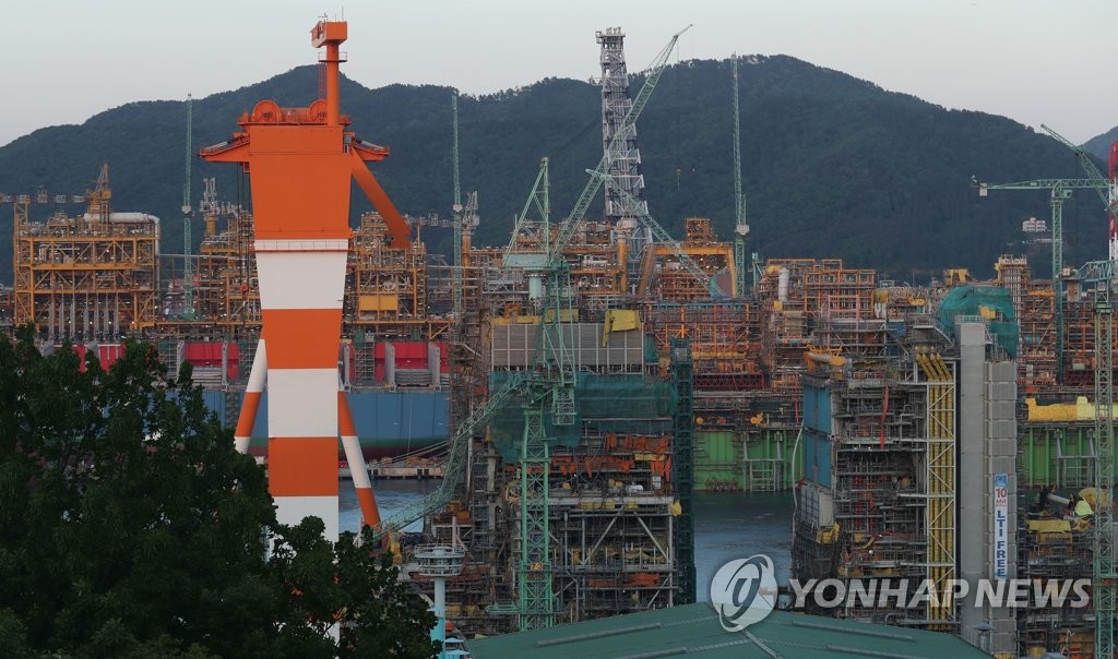 지난 1일 오후 2시 50분께 경남 거제시 삼성중공업 거제조선소 야드 내 7안벽에서 골리앗 크레인과 타워 크레인 충돌, 근로자 6명이 숨지고 22명이 중경상을 입었다. 사진은 사고가 발생해 휜 타워 크레인.