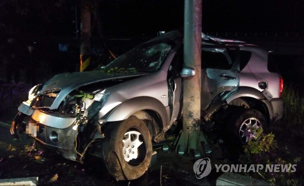 심하게 파손된 차량