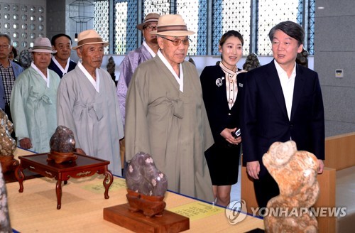 경북도청 방문, 전시물 관람하는 안철수