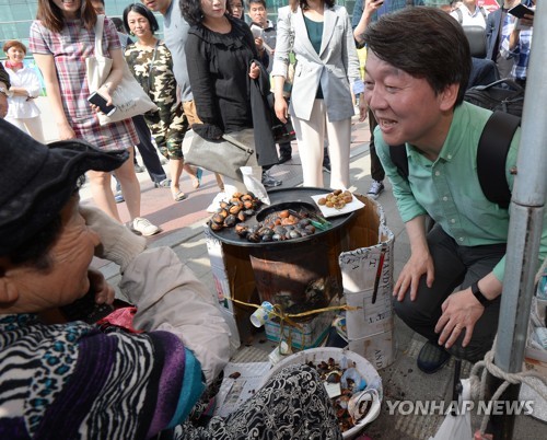 상인과 눈높이 맞추며
