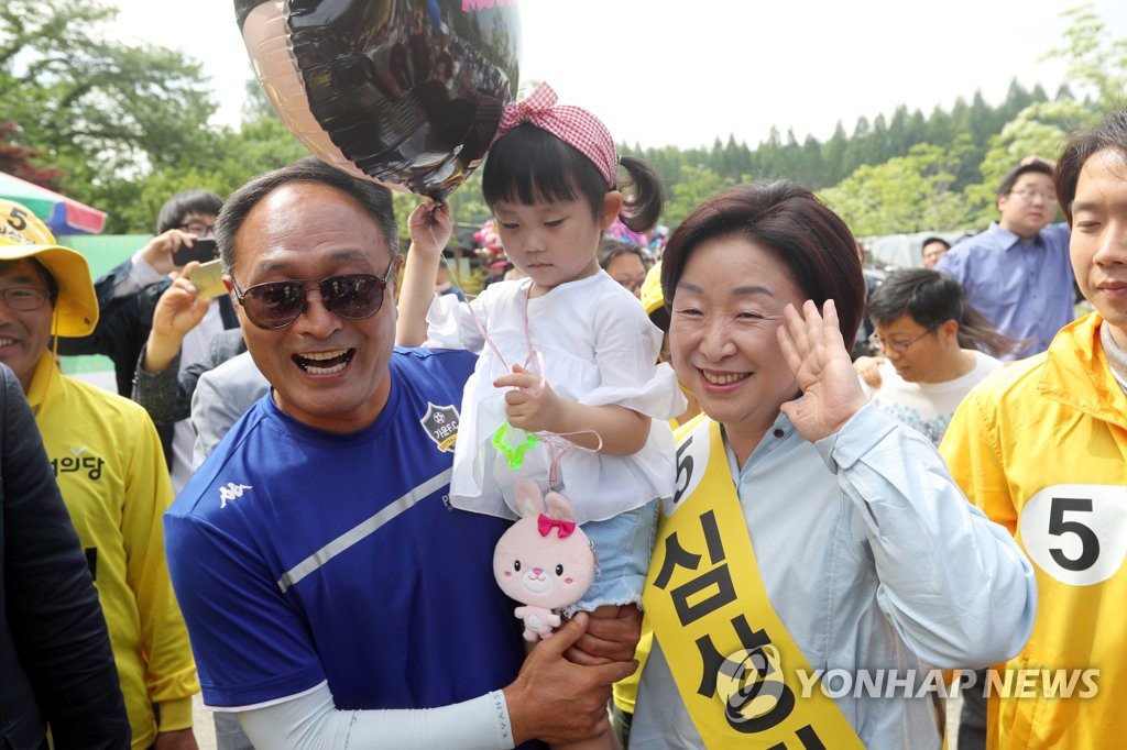 시민과 사진찍는 심상정 대선 후보