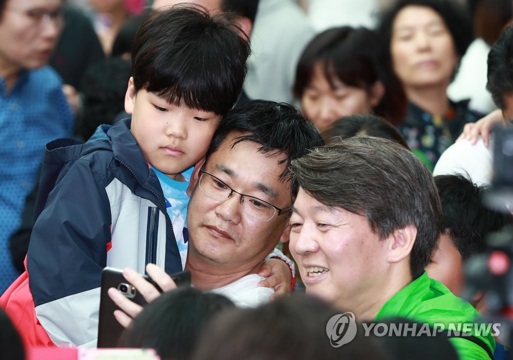 안철수, 오늘은 부산에서 '뚜벅이' 유세