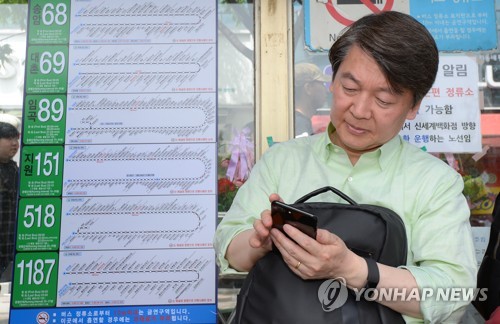 안철수, '버스 기다리며'