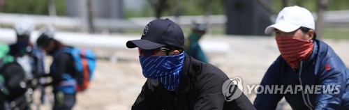 미세먼지에 마스크 쓰고 라이딩