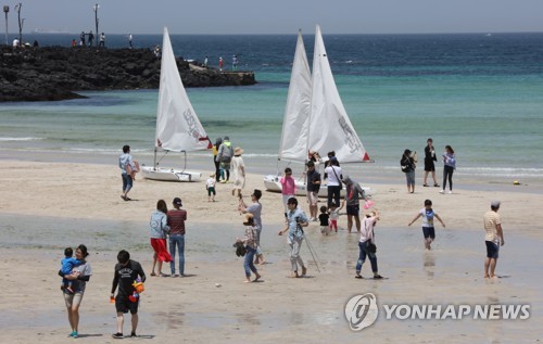 제주 해수욕장서 보내는 황금연휴