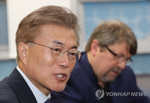 문재인, 5·18 기밀문서 공개한 언론인 만나