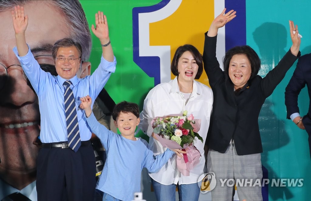 가족들과 시민들에게 인사하는 문재인