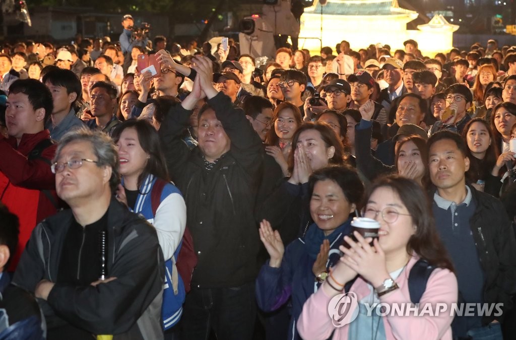 選挙速報見守るソウル市民
