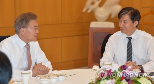 문 대통령과 조국 민정수석 대화