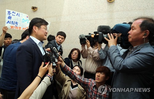 '부산소녀상 조례' 상정보류 설명하는 이진수 위원장