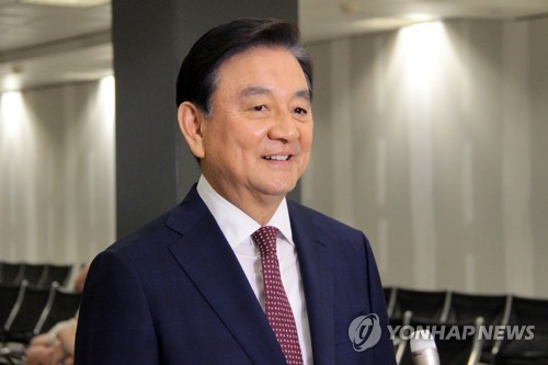 덜레스 국제공항 도착한 홍석현