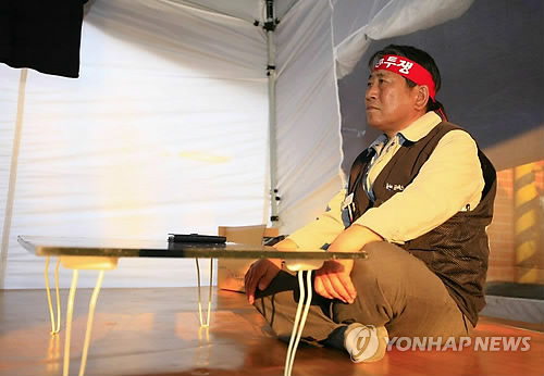 단식하는 백형록 노조위원장