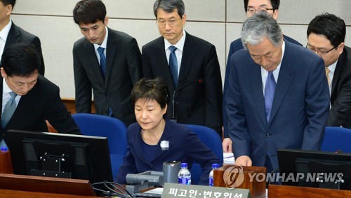 피고인석에 앉은 박 전 대통령