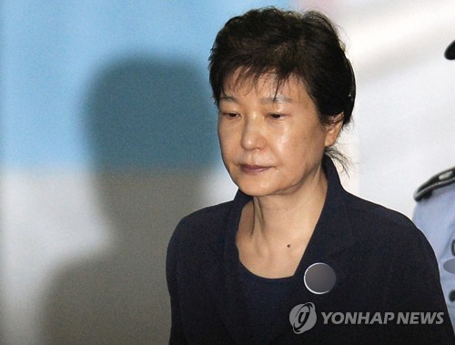 굳은 표정으로 법정 향하는 박근혜