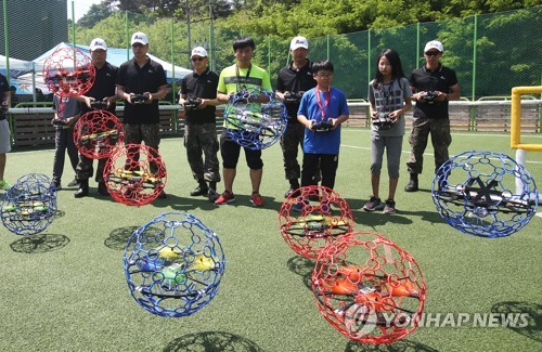 드론 전투 시연하는 참가자들