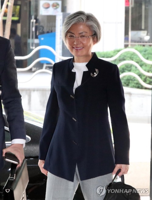 청문회 준비 첫 출근하는 강경화 외교장관 후보자