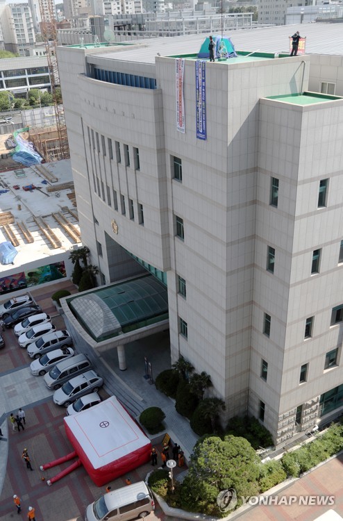 현대중 노조간부, 울산시의회 옥상 점거 농성