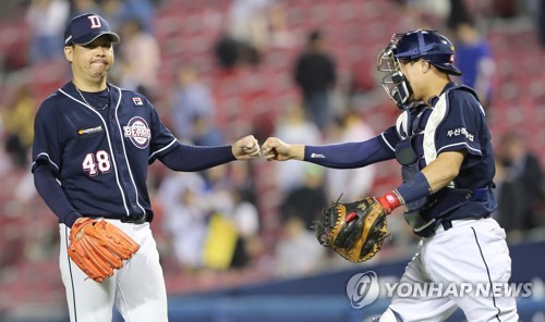 박세혁(오른쪽)과 이현승