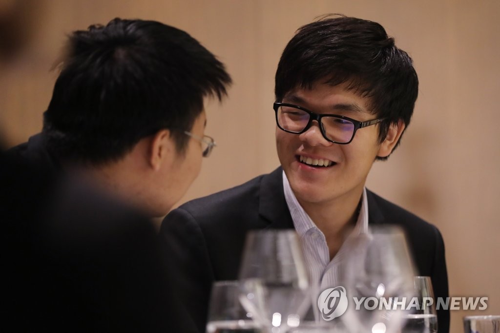 대화 나누는 커제