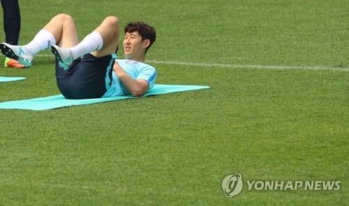 가볍게 몸 푸는 손흥민