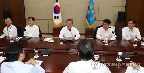 수석보좌관 회의 주재하는 문 대통령