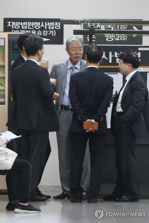 최순실 변호인 '자판기 커피 대화'