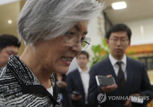 사무실 나서는 강경화 후보자