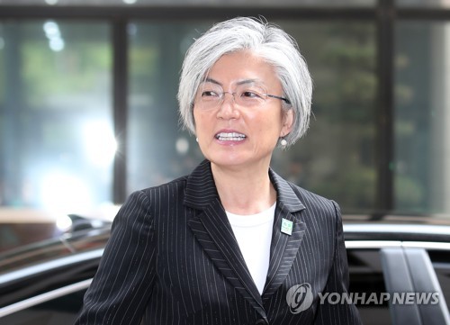 출근하는 강경화 외교부장관 후보자