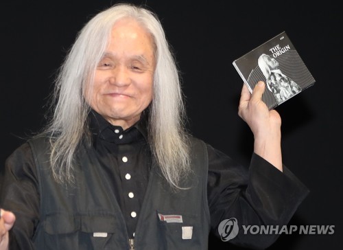 헌정앨범 손에 든 신중현