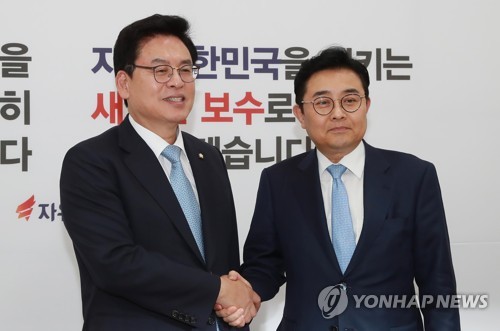 한국당 찾은 정무수석, 협치 위해 끝까지