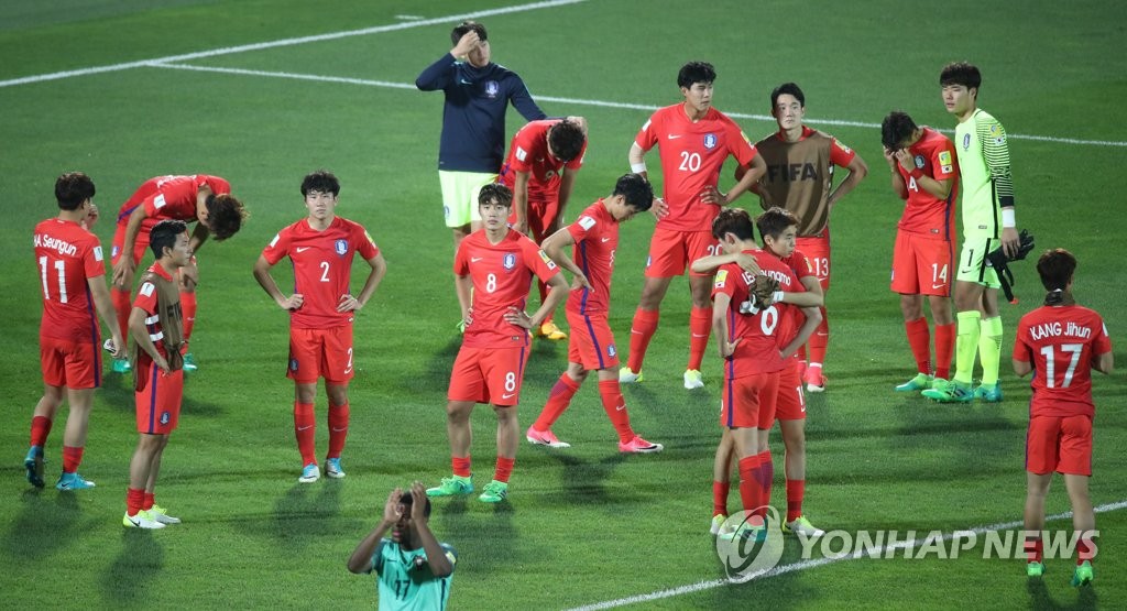 試合後、肩を落とす韓国代表＝３０日、天安（聯合ニュース）