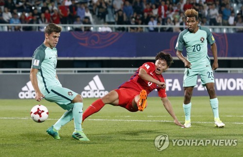 빗나가는 조영욱의 슛