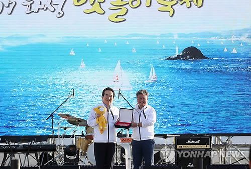 정세균 국회의장 화성시 명예시민증 받아