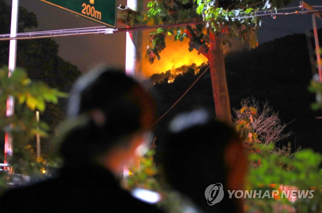 잠 못 자고 산불 바라보는 시민들