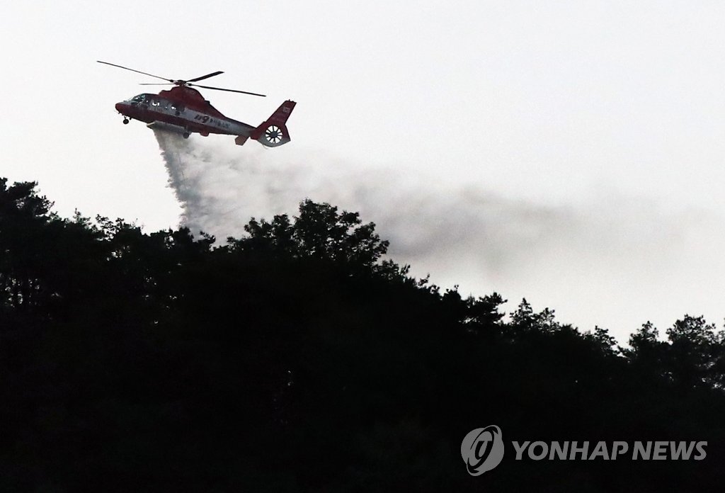 수락산 잔불 정리하는 소방헬기