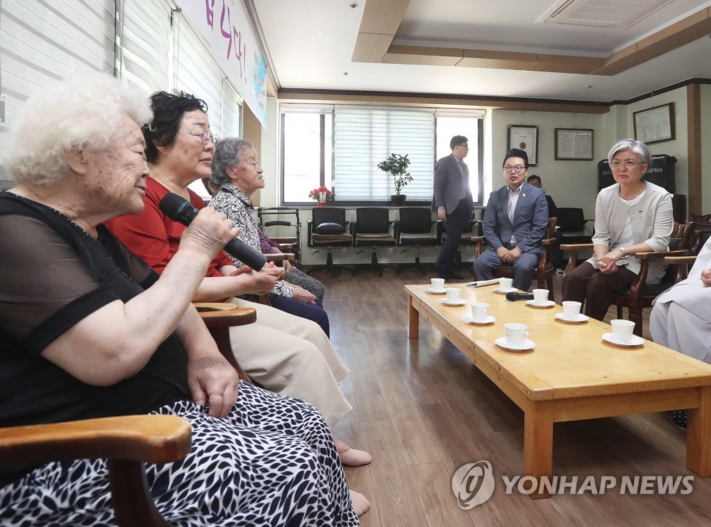 위안부 피해 할머니들과 이야기 나누는 강경화 후보자