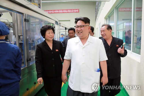 약수공장 찾은 김정은
