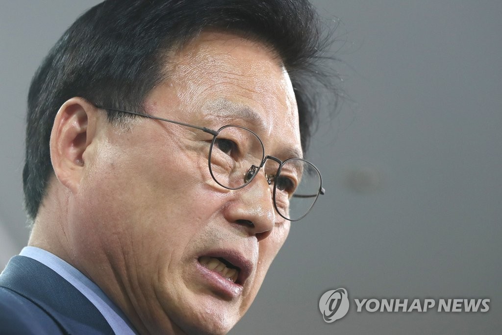 브리핑하는 박광온 대변인