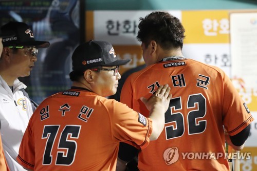 더그아웃 나서는 김태균
