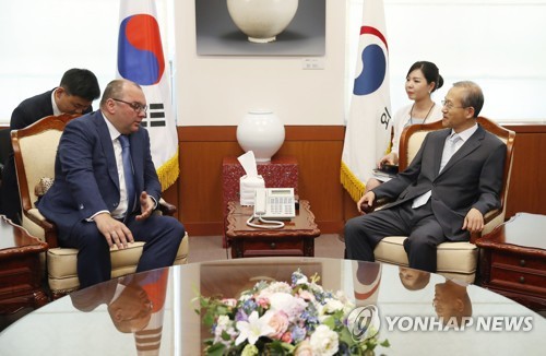 면담하는 임성남 차관과 미하일로프 타스 사장