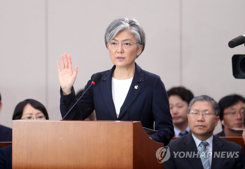 선서하는 강경화 후보자